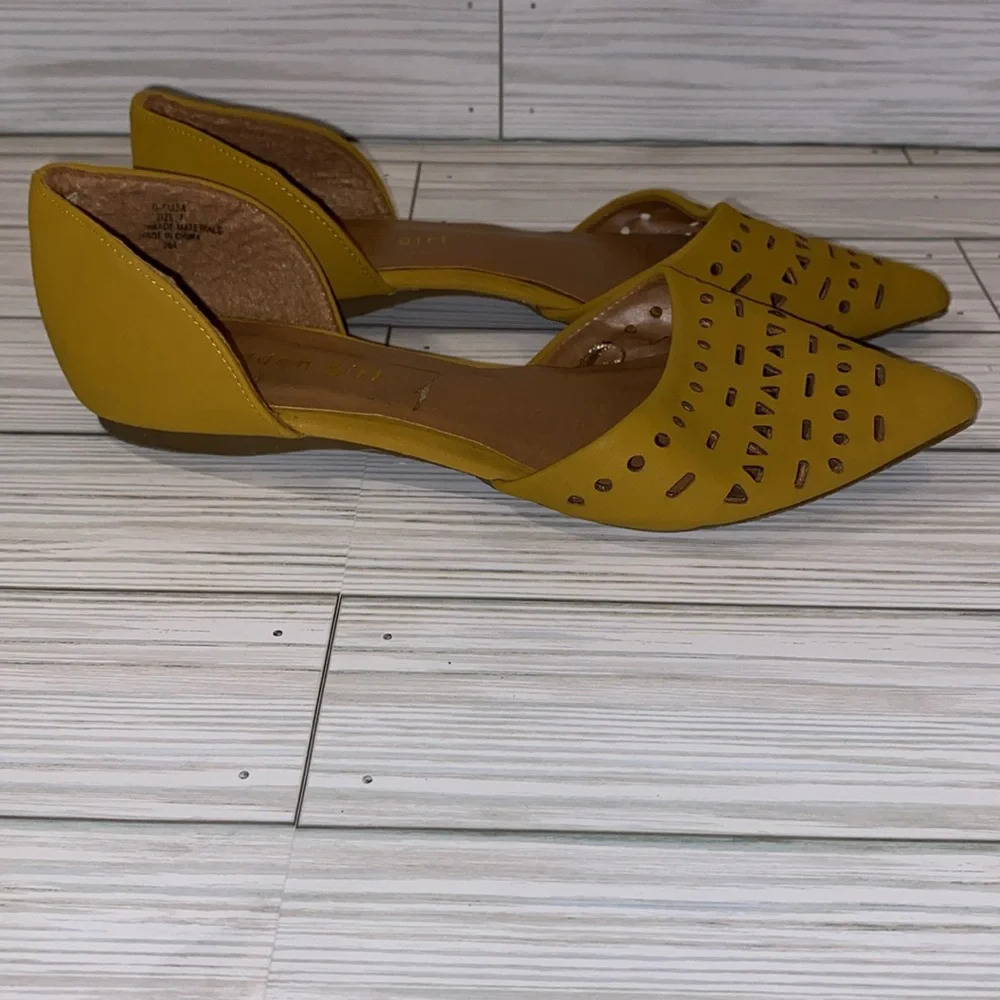 Madden Girl Mustard Sz 7 Flats - Picture 7 of 9